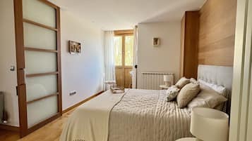 3 bedrooms, desk, iron/ironing board, travel crib