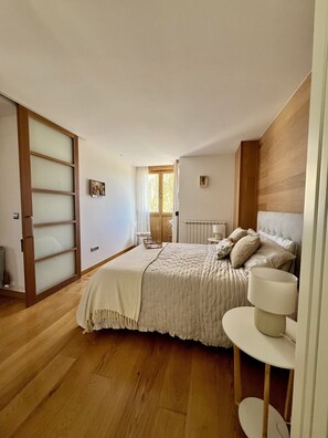 3 habitaciones, escritorio y tabla de planchar con plancha 