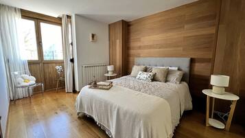 3 bedrooms, desk, iron/ironing board, travel cot