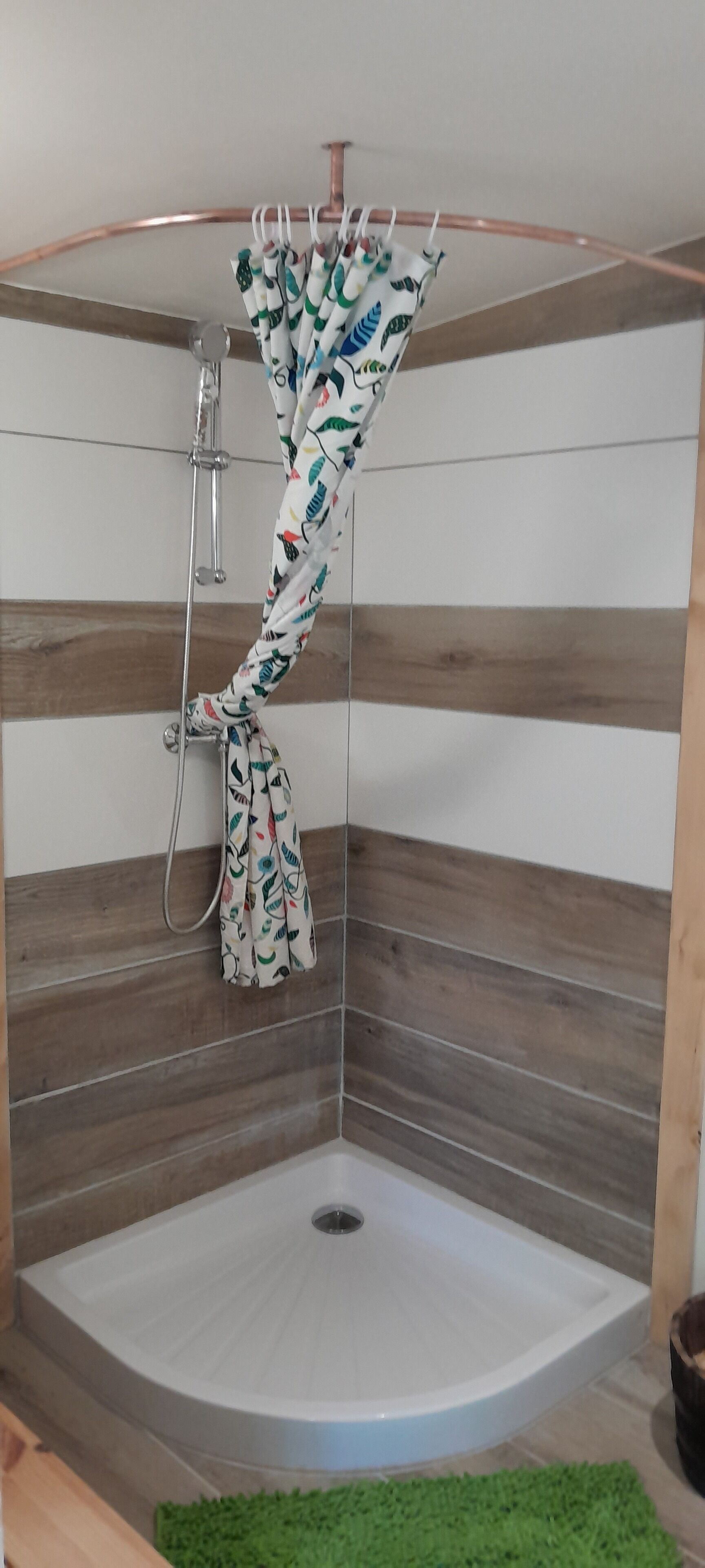 Een douche,  milieuvriendelijk toiletgerief, een haardroger, handdoeken