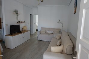 TV - Two bedroom first floor apartment, Airconditioning, Wifi, communal pool. (el Gran Alacant)