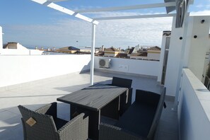 Outdoor dining - Two bedroom first floor apartment, Airconditioning, Wifi, communal pool. (el Gran Alacant)