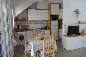 Fridge, microwave, oven, coffee/tea maker - Two bedroom first floor apartment, Airconditioning, Wifi, communal pool. (el Gran Alacant)