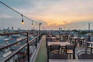 Terrace/patio - Monggo Mampir By Reccoma (Jakarta)