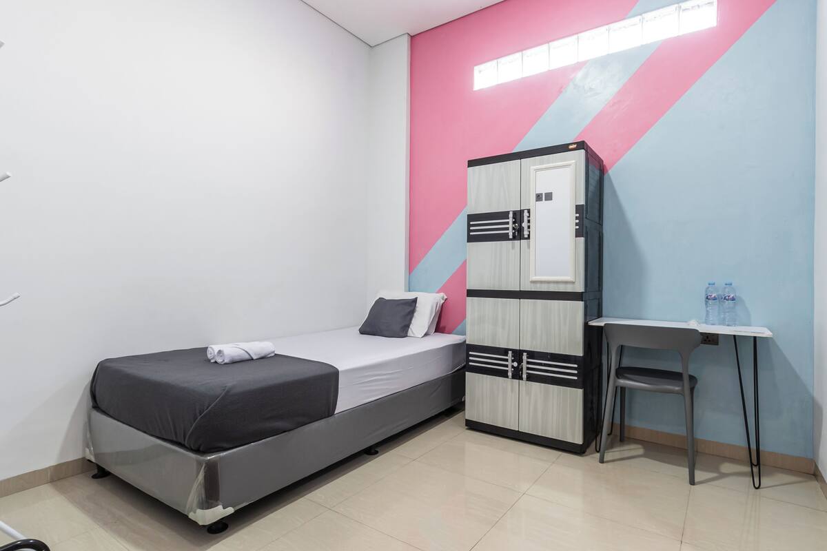 Standaard kamer | Een bureau, beddengoed