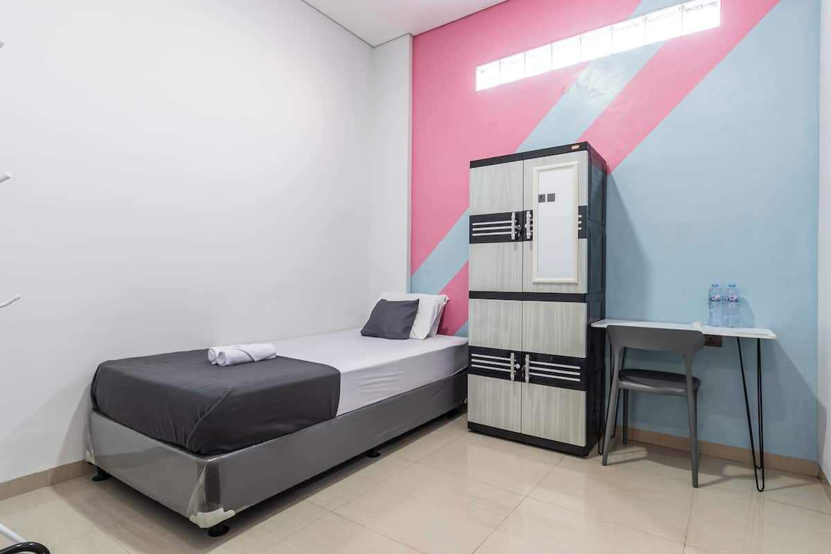 Standard Room | Desk