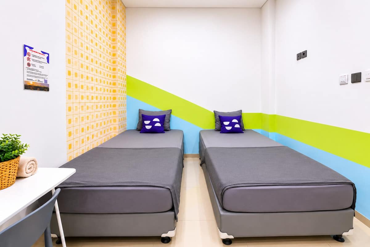 Quarto luxo, 2 camas de solteiro | Escrivaninha, roupa de cama