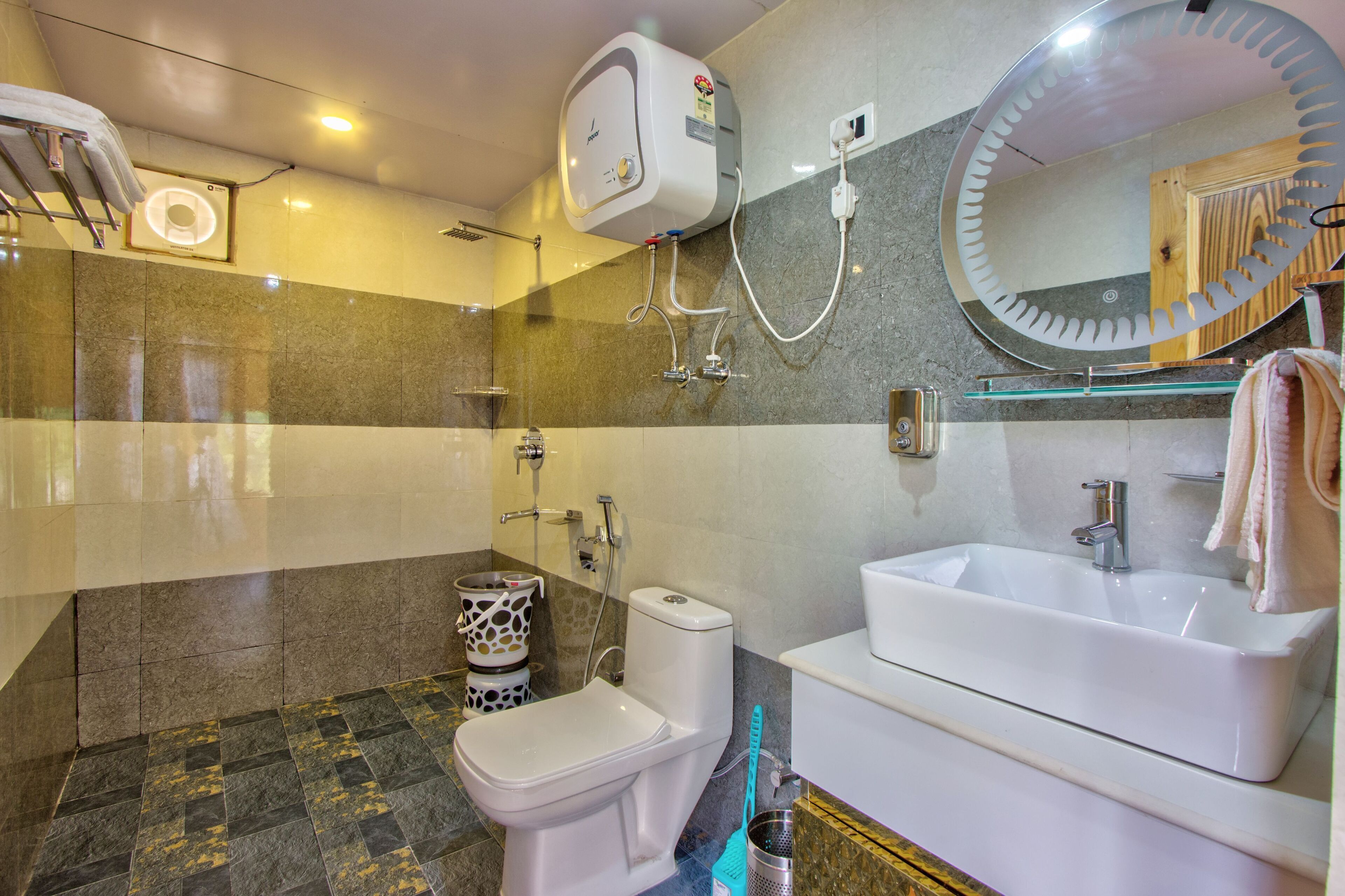 Un baño moderno con inodoro, lavamanos y ducha.