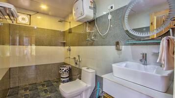 Un baño moderno con inodoro, lavamanos y ducha.