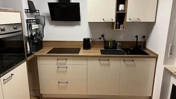 Cafetière/bouilloire, réfrigérateur, micro-ondes, plaque de cuisson