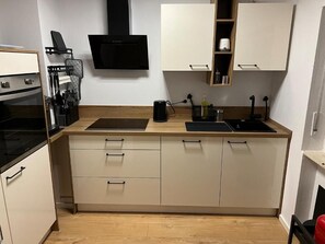 ثلاجة، ميكروويف، موقد طهي مسطح، غسالة أطباق