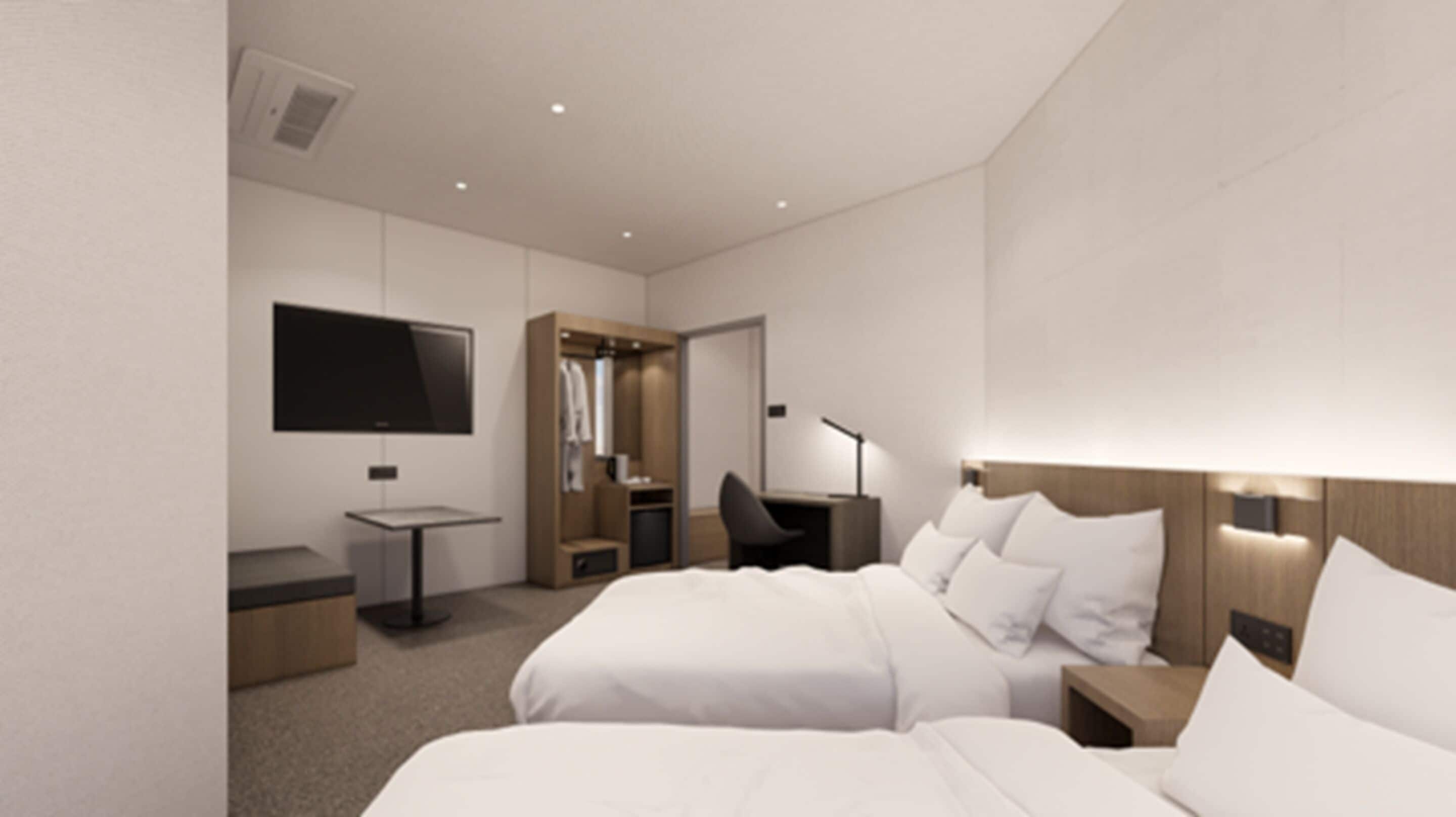 Ett modernt hotellrum med en stor säng, sängbord, ett skrivbord, en stol och en tv som är monterad på väggen.