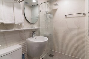 Bruser, gratis toiletartikler, hårtørrer, badekåber