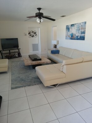 Smart TV, DVD player, books, printers - Waterfront villa with own 23ft SPORTSBOAT Pool & Spa.inc in your wkly rental
(Cape Coral)