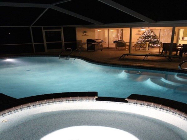 Outdoor pool - Waterfront villa with own 23ft SPORTSBOAT Pool & Spa.inc in your wkly rental
(Cape Coral)