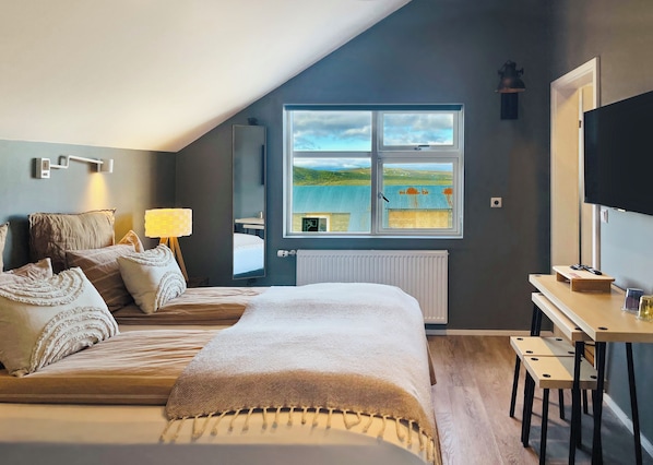 Een bureau, gratis wifi, beddengoed