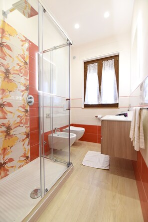 Haartrockner, Handtücher, Seife, Toilettenpapier