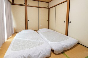 Family Condo, Non Smoking | 2 bilik tidur, langsir/tirai gelap terus, seterika/papan seterika 