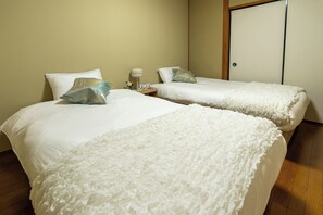 2 habitaciones, cortinas blackout y tabla de planchar con plancha 