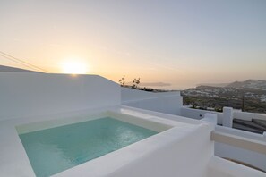 Suite – honeymoon, balkong, sjøutsikt | 1 soverom, safe på rommet, individuelt dekorert og individuelt innredet