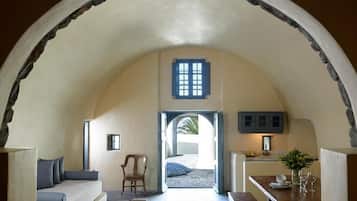 Cave Family Suite | 1 bedroom, in-room safe, desk, soundproofing