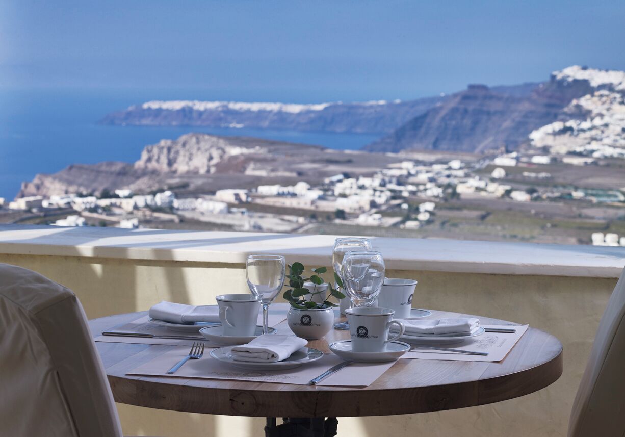 Mesa para dos con vista a un paisaje costero.
