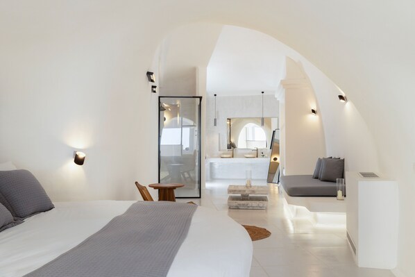 Deluxe Suite with Private Jacuzzi | 1 間臥室、客房內保險箱、書桌、隔音