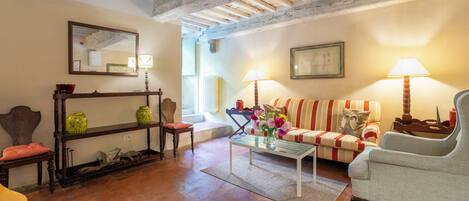 Superior huis, uitzicht op tuin | Woonruimte | Een 32-inch flatscreentelevisie met kabelzenders en een open haard