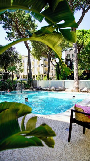Una piscina al aire libre de temporada