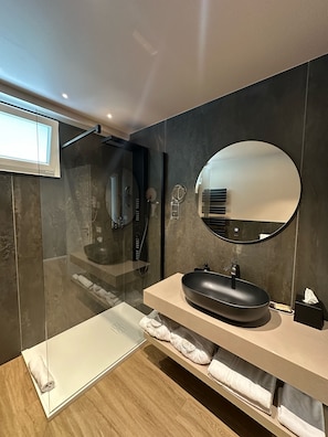 Deluxe Suite, Sea View | Bathroom | Shower, rainfall showerhead, hair dryer, bidet - Hotel Alexander (Cervia)