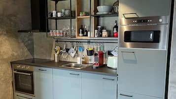 Een microgolfoven, een oven, een kookplaat, een vaatwasser