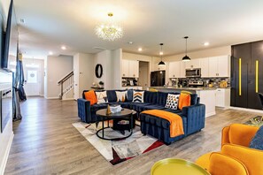 Smart-TV, Kamin, Bücher, Arbeitsbereiche