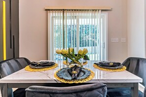 Dining - Special Deal! Luxury Raleigh 4bd HOME, Sleeps 6,Baby & pet, 15min DT,EV Charger (Raleigh)