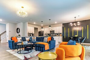 Smart TV, fireplace, books, offices - NEW Year Deal!Luxury Raleigh 4bd HOME, Baby & pet Welcome,15min to DT,EV Charger (Raleigh)