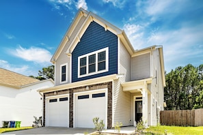 Exterior - Special Deal! Luxury Raleigh 4bd HOME, Sleeps 6,Baby & pet, 15min DT,EV Charger (Raleigh)