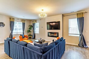 Smart TV, fireplace, books, offices - NEW Year Deal!Luxury Raleigh 4bd HOME, Baby & pet Welcome,15min to DT,EV Charger (Raleigh)