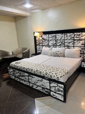 Egyptian cotton sheets, premium bedding, desk, laptop workspace - Francinesplace Hotel (Uyo)
