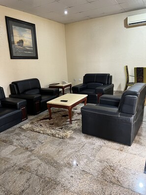 32-inch plasma TV with cable channels - Francinesplace Hotel (Uyo)