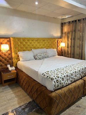 Egyptian cotton sheets, premium bedding, desk, laptop workspace - Francinesplace Hotel (Uyo)