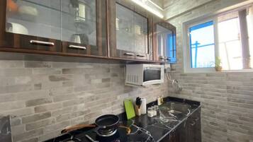 Refrigerador, microondas, horno y parrilla de estufa