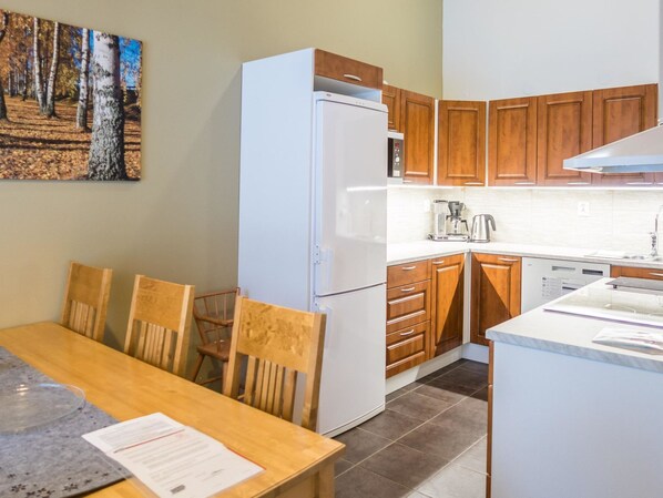 Fridge, microwave, dishwasher, cookware/dishes/utensils - Vuokatinranta suite 2 b by Interhome (Sotkamo)