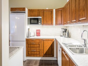 Fridge, microwave, dishwasher, cookware/dishes/utensils - Vuokatinranta suite 2 b by Interhome (Sotkamo)