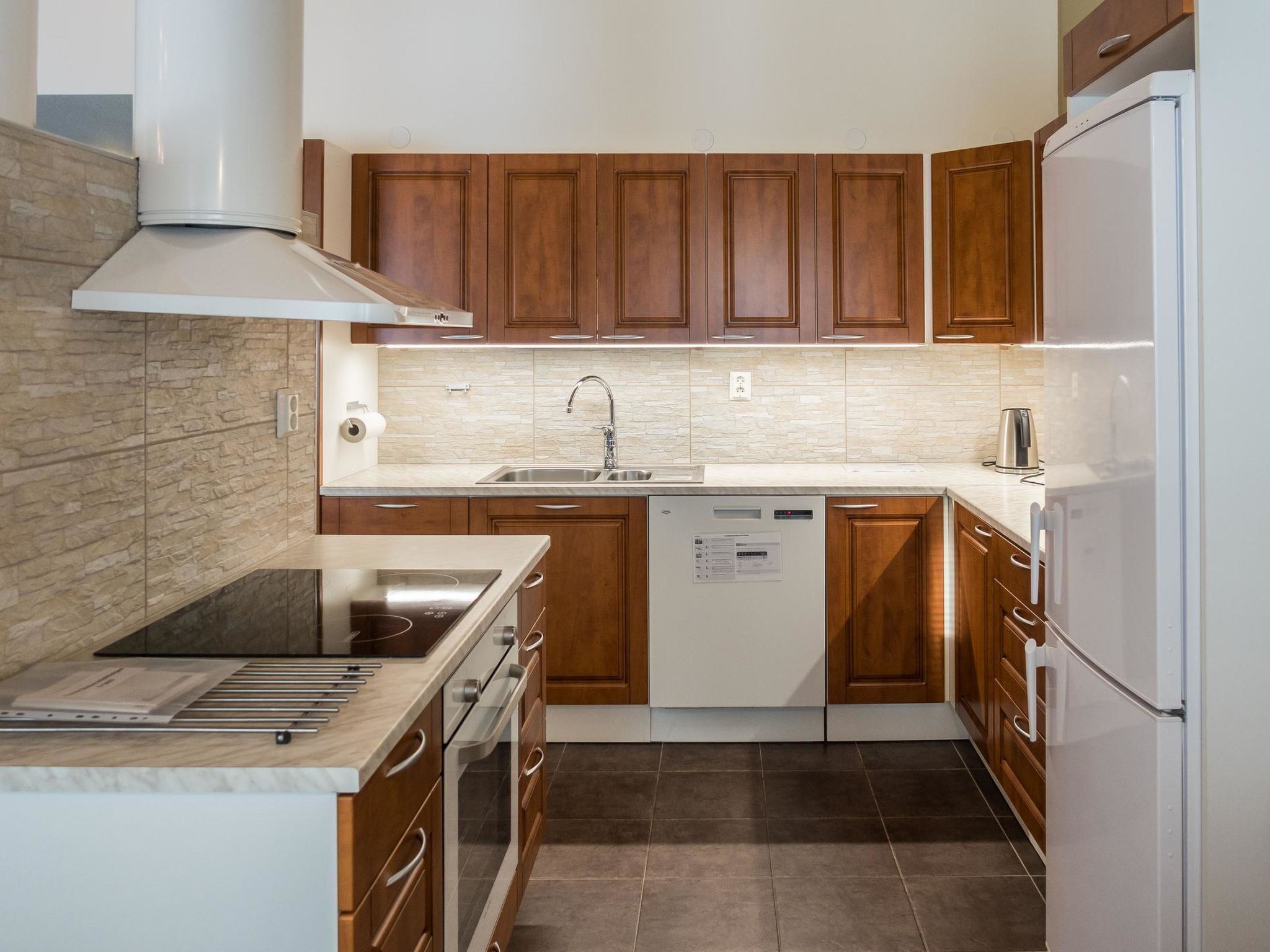 Fridge, microwave, dishwasher, cookware/dishes/utensils