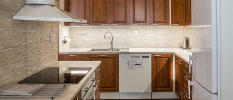 Fridge, microwave, dishwasher, cookware/dishes/utensils