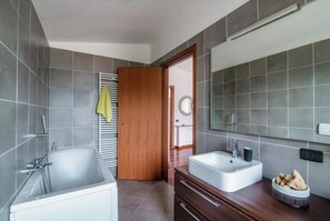 Sèche-cheveux, bidet, serviettes fournies