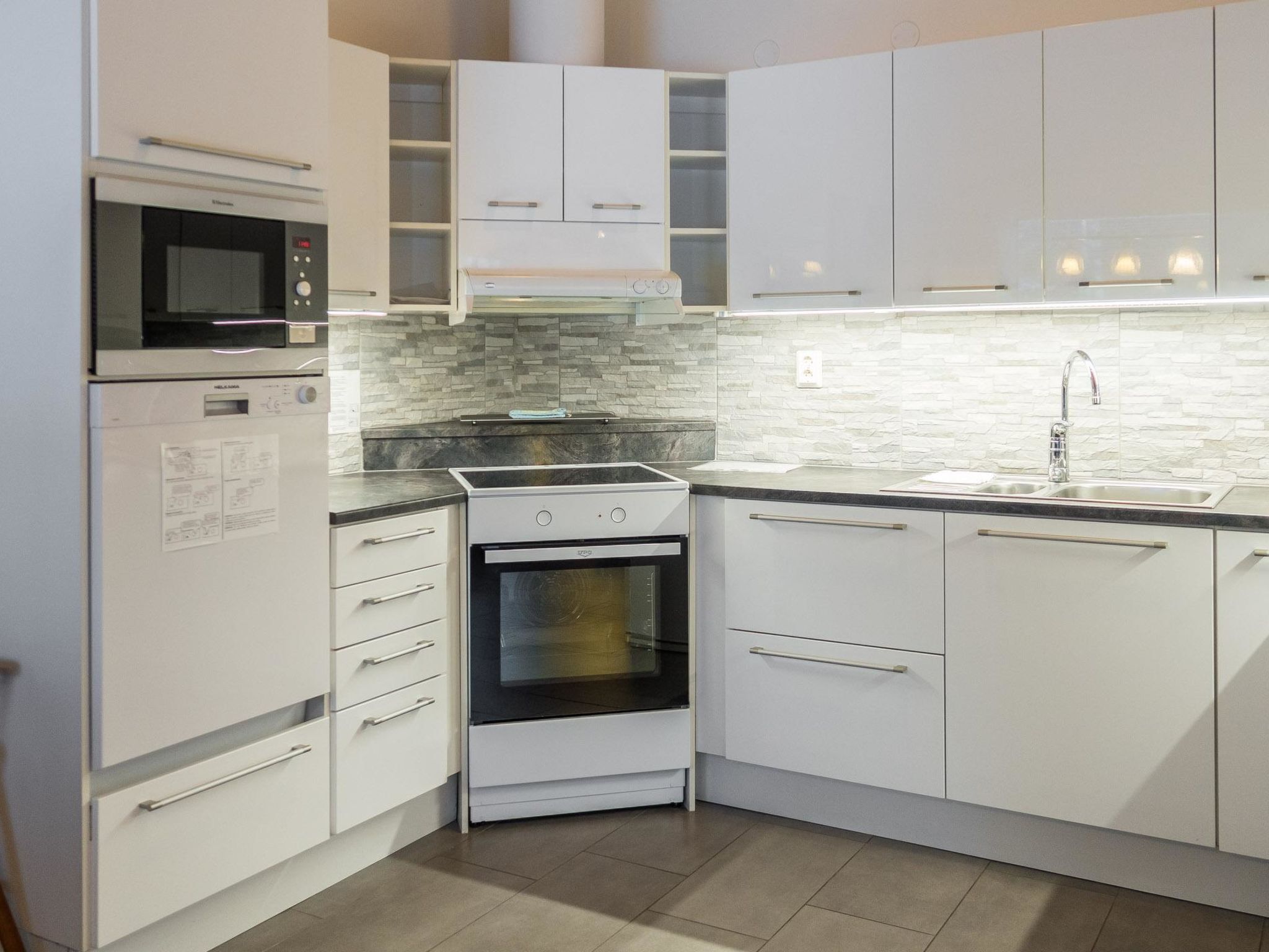 Geladeira, micro-ondas, lava-louças, cadeirão de bebê