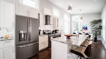 Jääkaappi, mikroaaltouuni, uuni, liesi