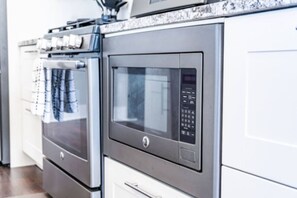 冷蔵庫、電子レンジ、オーブン、コンロ