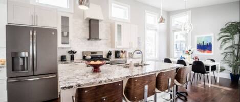 冷蔵庫、電子レンジ、オーブン、コンロ