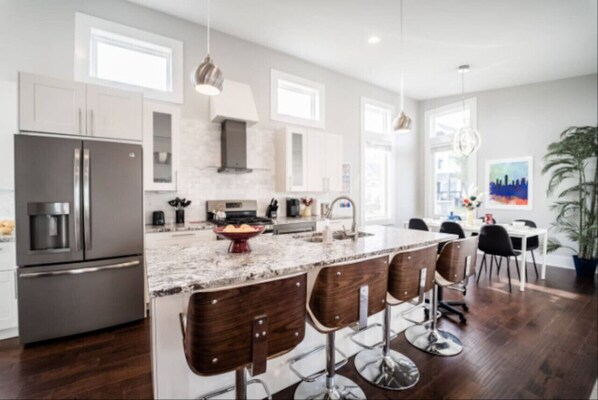 Réfrigérateur, micro-ondes, four, plaque de cuisson